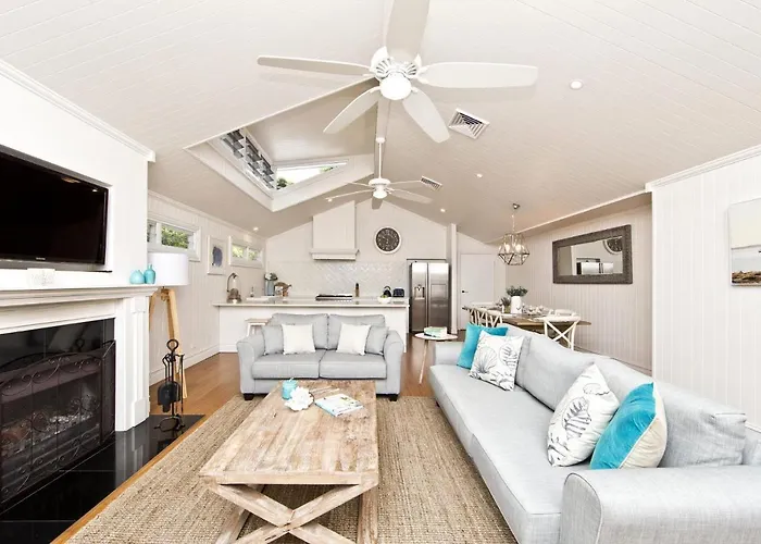 The Hamptons Beach House Near Dutchie\'S Walk To Nelson Bay